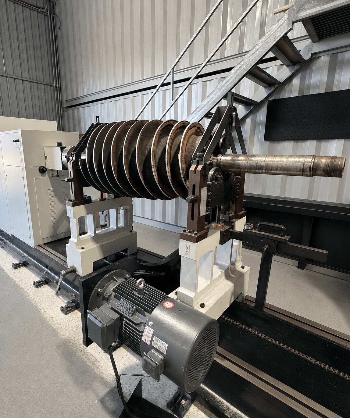 Flecor Balancing machine, balancing a decanter centrfige scroll