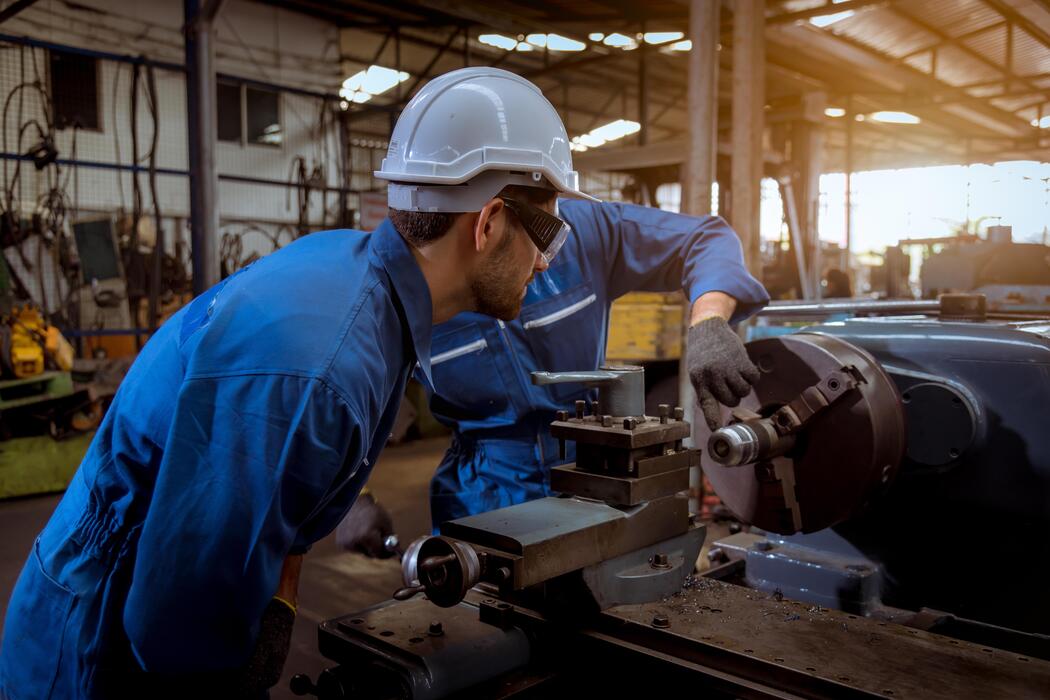 mechanical fitters working shutdown 